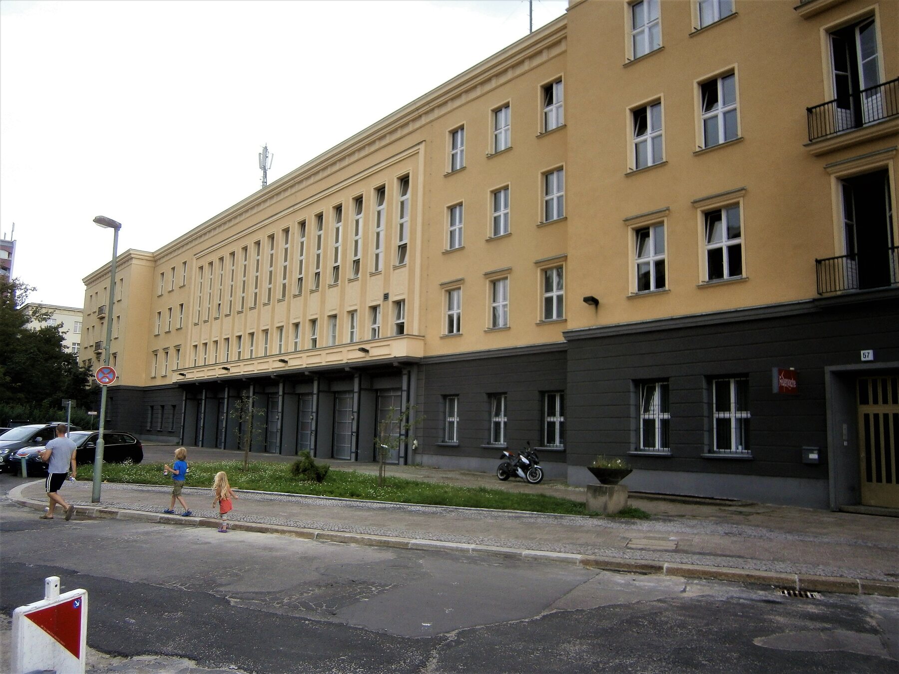 Feuerwache Friedrichshain in der Rüdersdorfer Straße mit Einsatzfahrzeugen