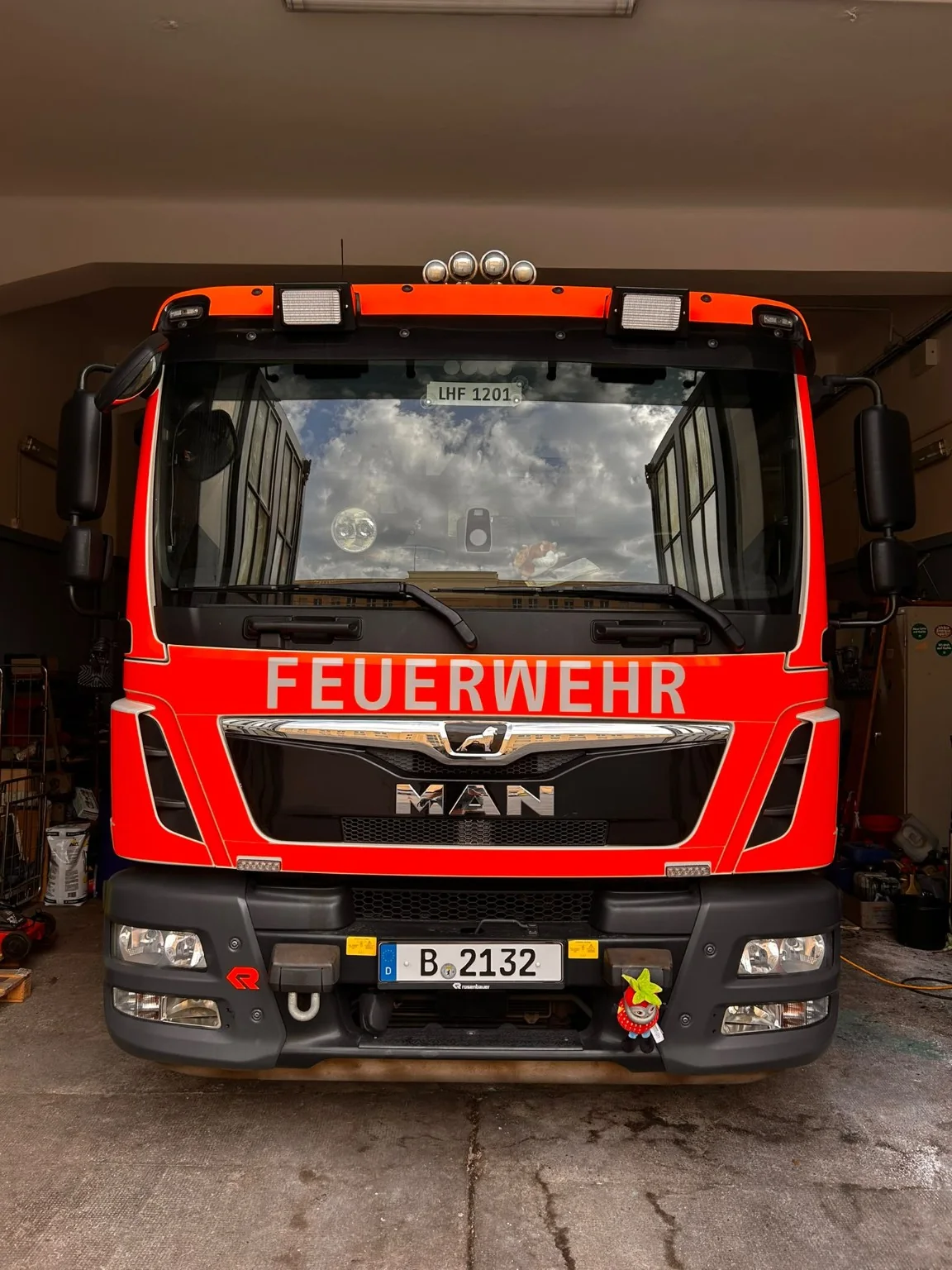 Frontansicht des LHF der FF1201 mit Kennzeichen B-2132