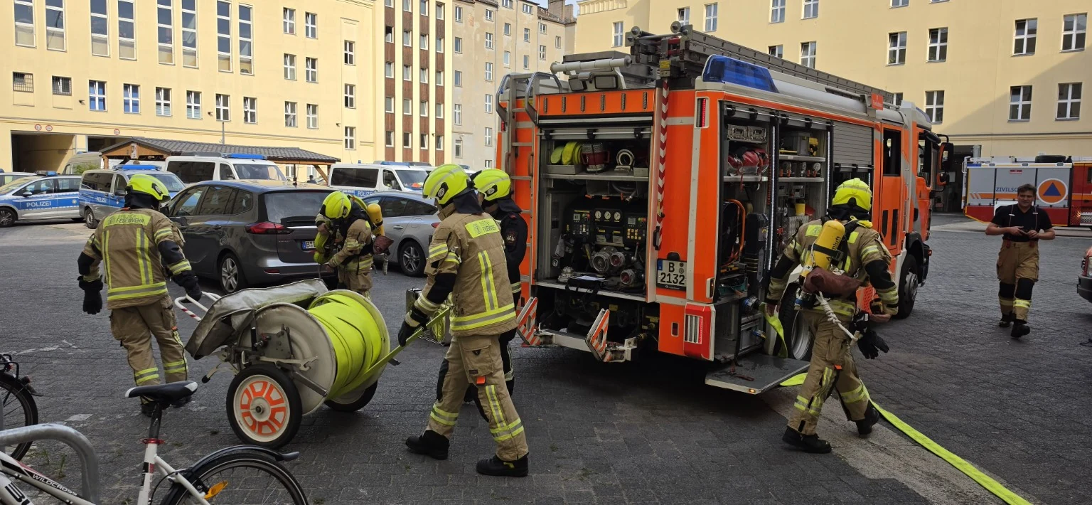 Kameradinnen und Kameraden der FF1201 beim Übungsdienst am geöffneten LHF B-2132